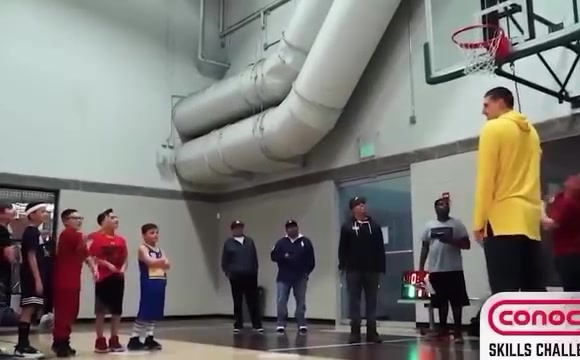 孩子們2米1的中鋒扣不了籃這人會打籃球