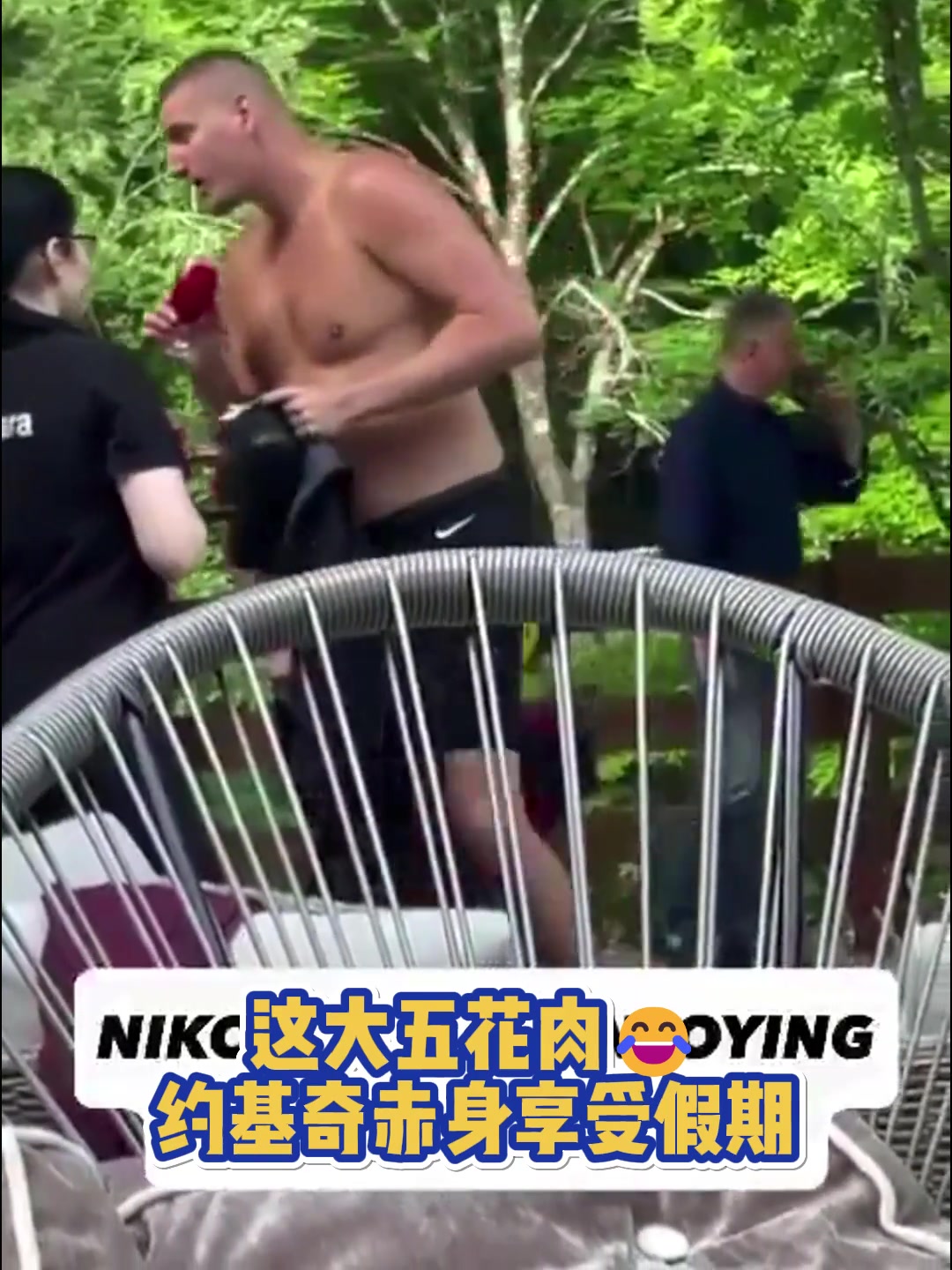 行走的五花肉這大五花肉旁邊的朋友還捏了一把