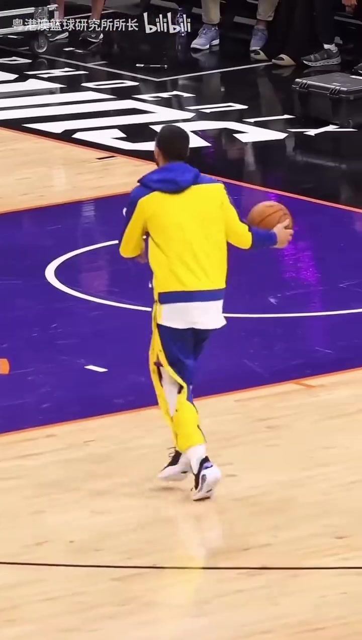 寫意球員們放松狀態(tài)下的熱身動作誰的動作最有觀賞性