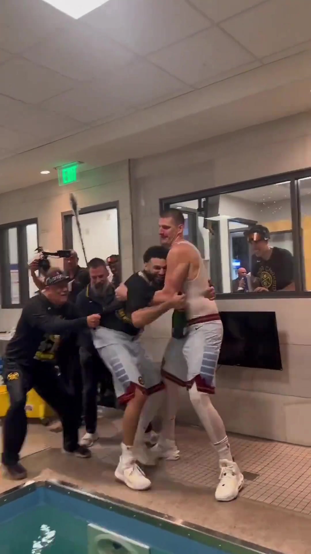 這是兩年前的今天約基奇跳進泳池