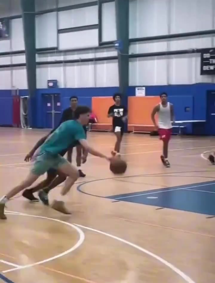 打一場征信沒了三球打個野渾身假動作不停