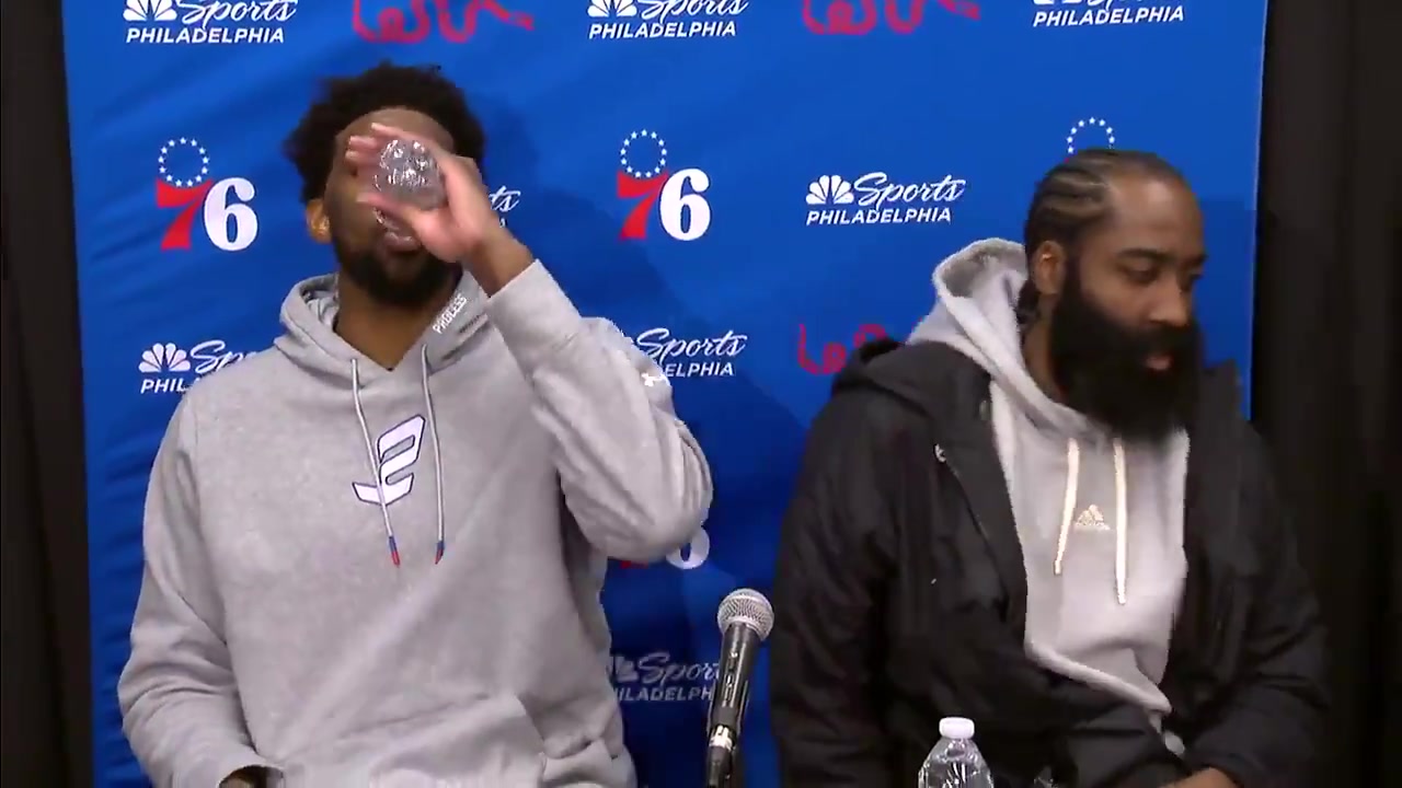 簡(jiǎn)直就像口服液啊名場(chǎng)面恩比德表演絕活哈登滿(mǎn)臉疑惑