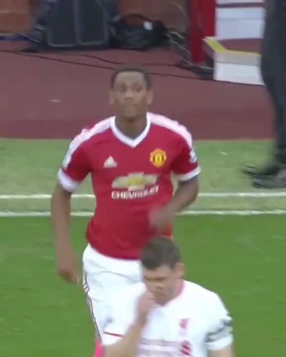 10年啦馬夏爾曼聯(lián)生涯的首粒進(jìn)球還有球迷專門(mén)為他打了標(biāo)語(yǔ)