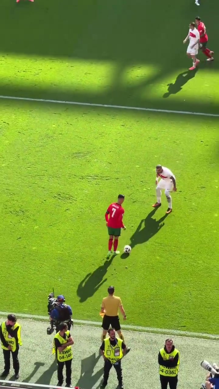 最佳視角歐洲杯經(jīng)典時(shí)刻39歲的C羅踩單車晃倒對(duì)手