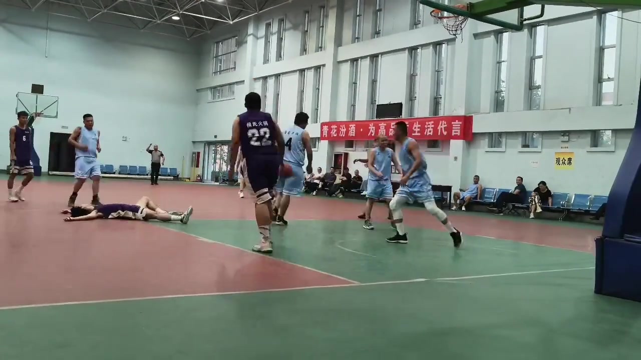 體型已經(jīng)大優(yōu)勢了還出招就過分了啊