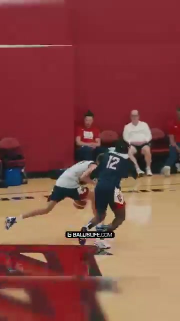 運球晃退霍勒迪緊逼迎著濃眉進三分弗拉格怎么也水不了吧