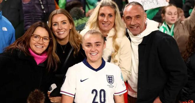 瑞士物價(jià)高，英女足自掏腰包助家人觀歐錦賽。