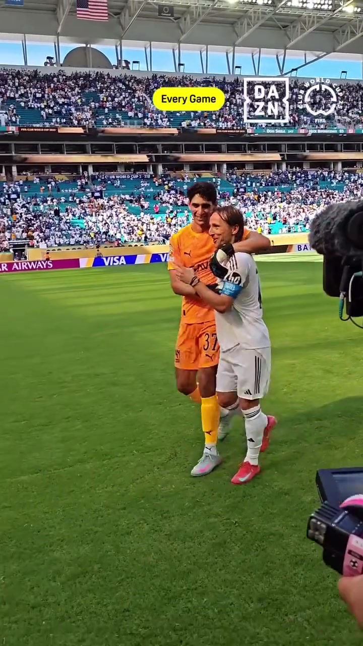 不老傳奇39歲莫德里奇賽后與撲出巴爾韋德點(diǎn)球的布努親切交流