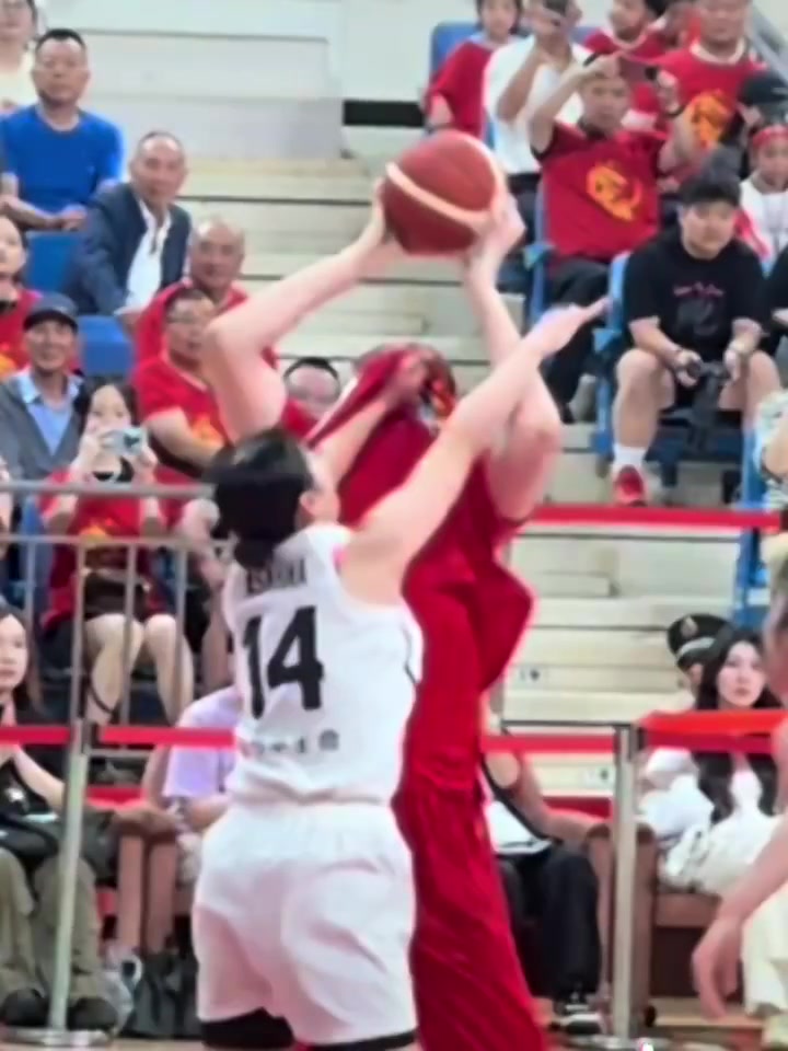 無(wú)所不用其極日本14號(hào)球員竟用拽衣蒙臉的方式來(lái)干擾張子宇