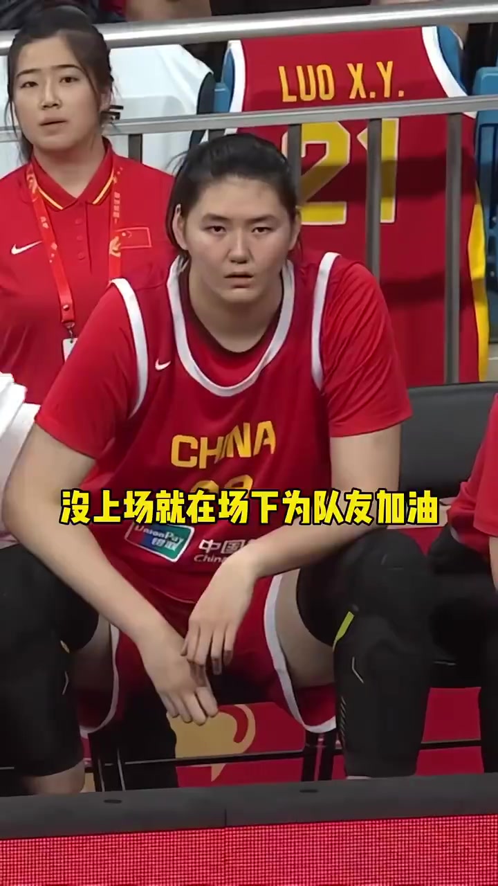 日本球員在防守中針對(duì)張子宇各種推搡張子宇直接把她撞倒