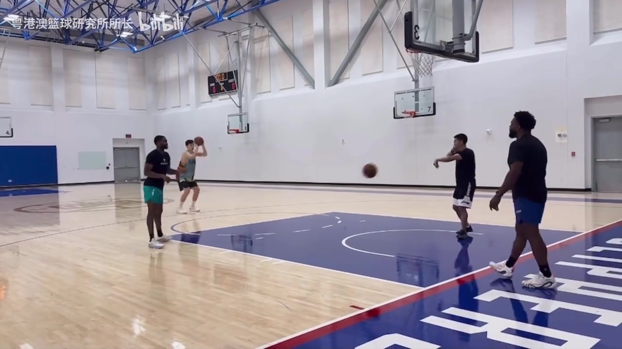 太適配現(xiàn)在的籃球了楊瀚森投籃訓練和力量訓練三分手感火熱