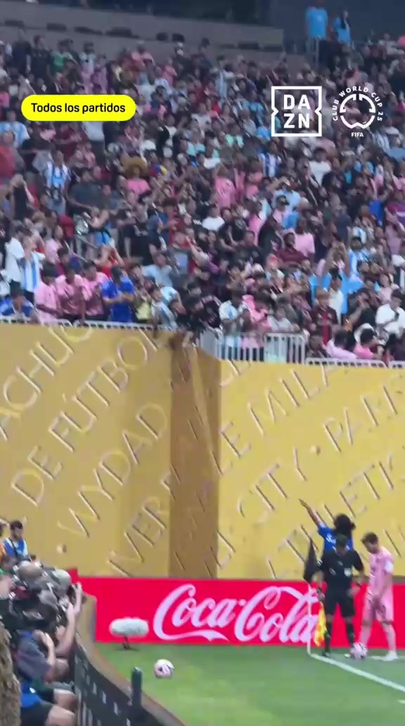 全場焦點(diǎn)梅西主罰角球球迷紛紛站起拍攝