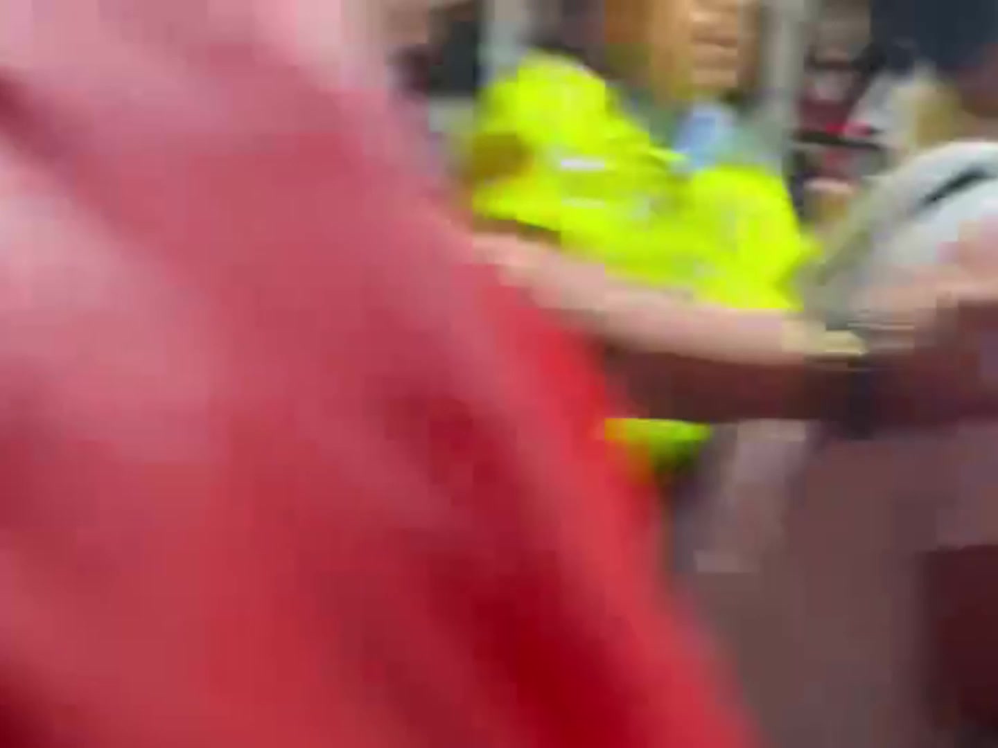 上海德比散場(chǎng)后落單的申花球迷遭到海港球迷圍攻