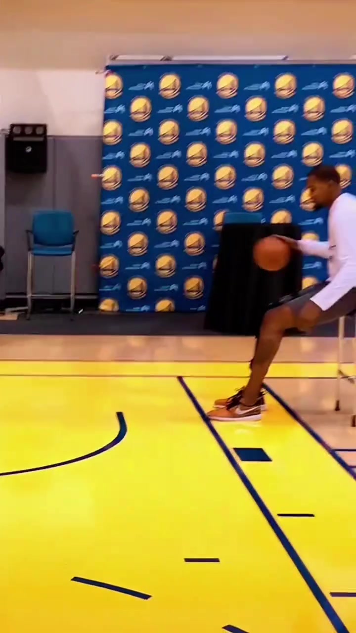 當年杜蘭特跟腱恢復時坐著椅子練習投籃