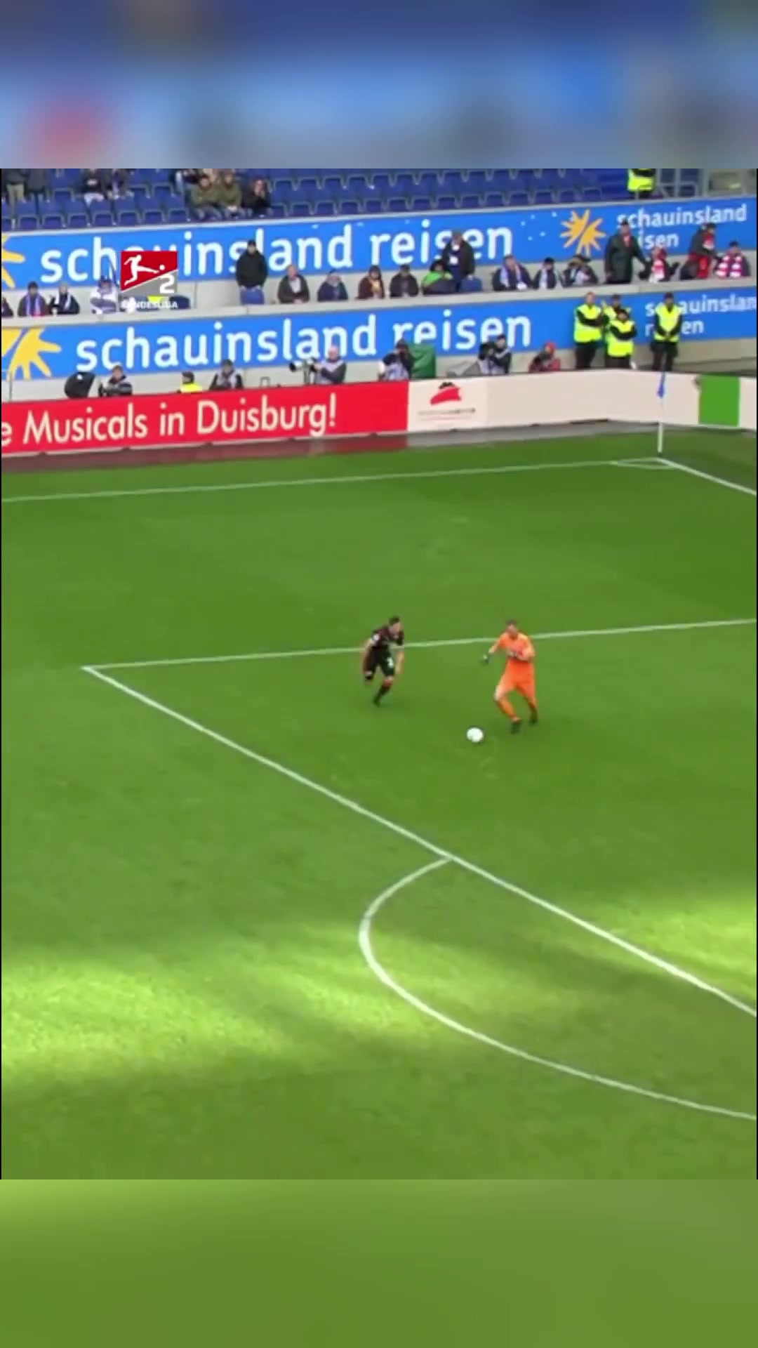 門(mén)將撤回了一個(gè)驚天失誤并戲耍了對(duì)方前鋒