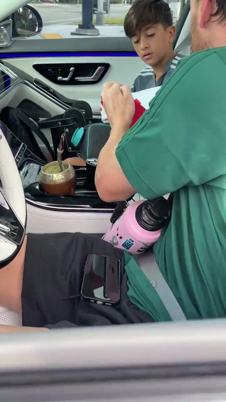 梅西為河床球迷簽名球迷圓夢(mèng)瞬間激動(dòng)不已