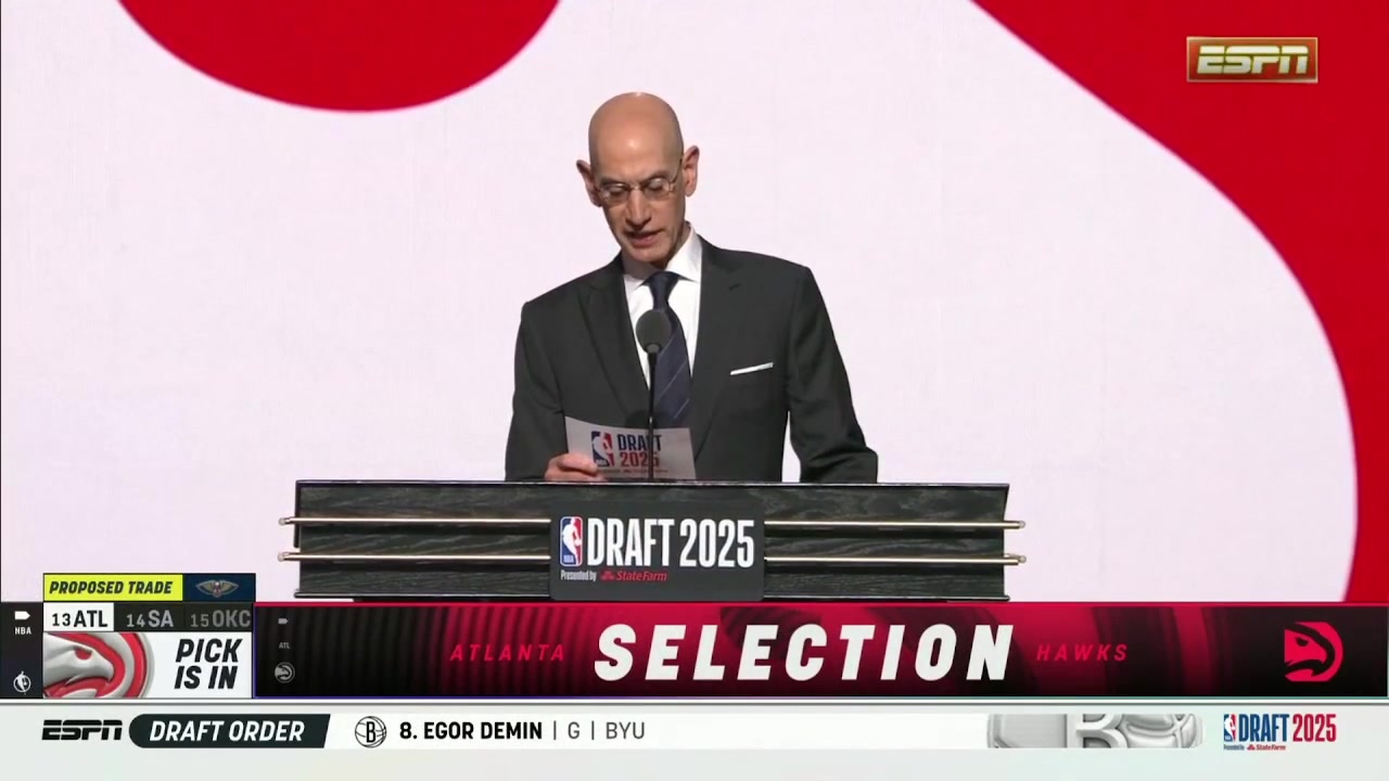 13順位不選分位鵜鶘13順位摘下奎因隨后上臺(tái)同蕭華握手