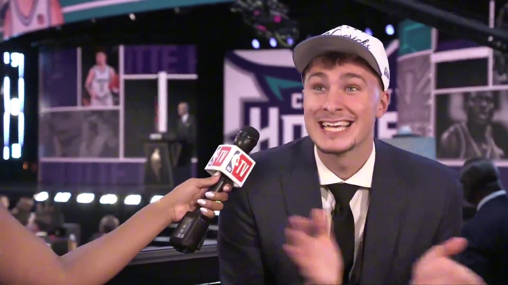 比自己被選中還開(kāi)心隊(duì)友康尼佩爾被選中狀元弗拉格激動(dòng)高喊