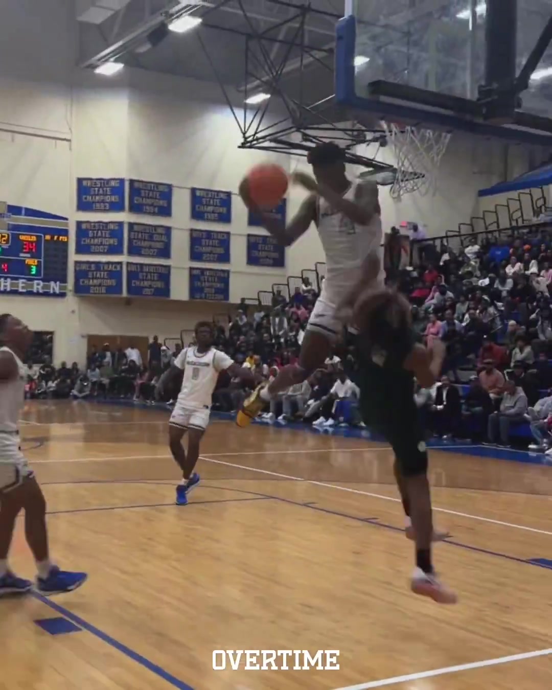 名場(chǎng)面原來(lái)這個(gè)沖鋒暴扣就來(lái)自艾斯-貝利身體確實(shí)炸裂