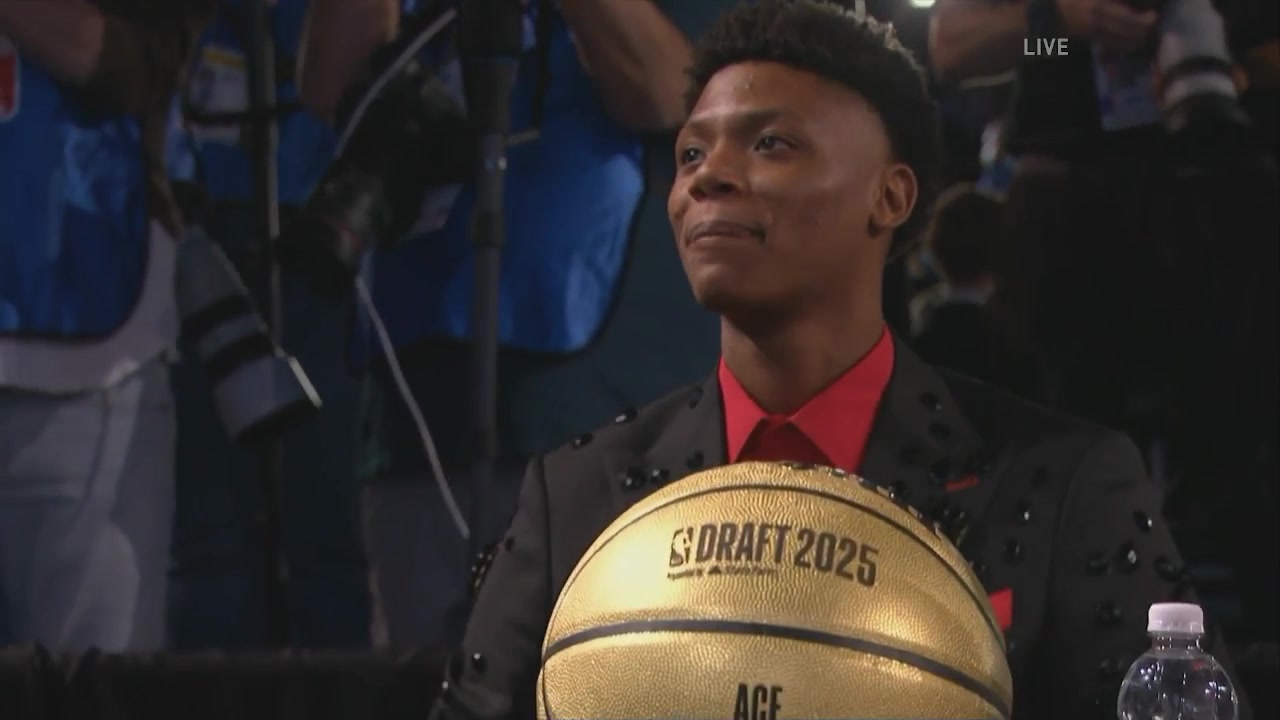 選秀大會(huì)開始在即弗拉格領(lǐng)銜一眾球員現(xiàn)場(chǎng)等待