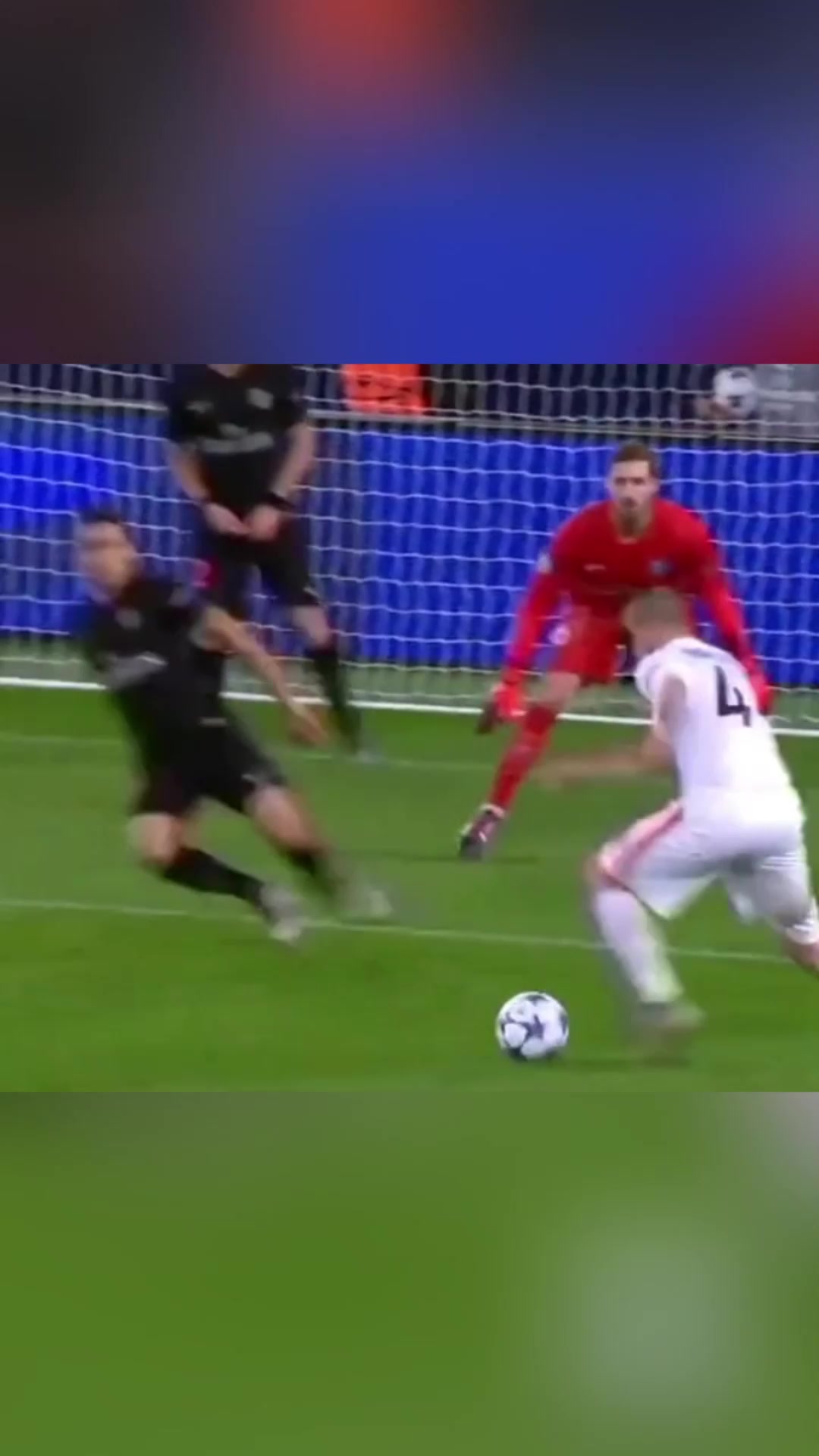 伊布我練的十年鐵頭功今天終于派上用場(chǎng)了