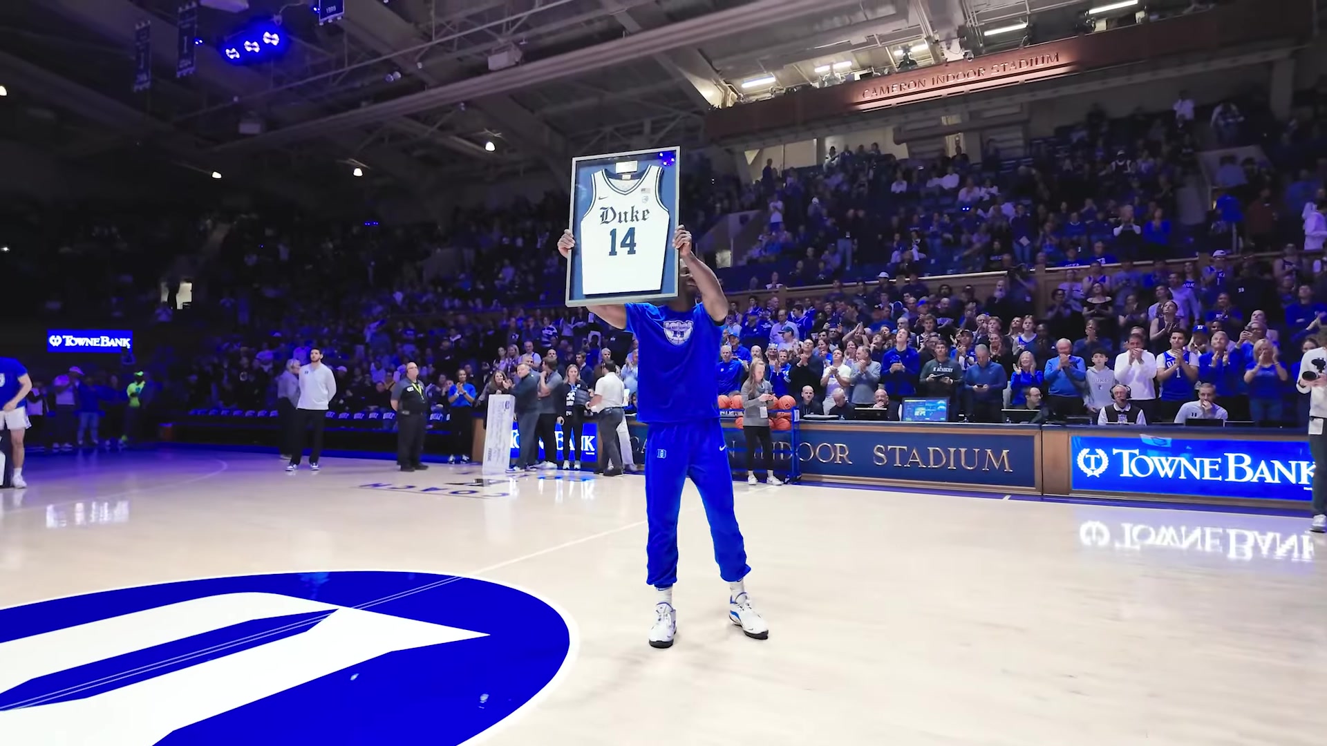 有點(diǎn)狠的名字黃蜂在33順位選擇了賽恩-詹姆斯