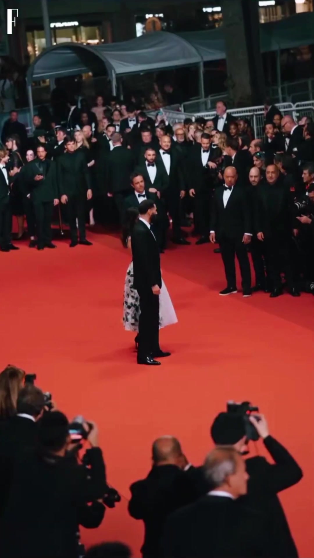 眼光一直在線法媒本澤馬將于7月與美女演員結(jié)婚