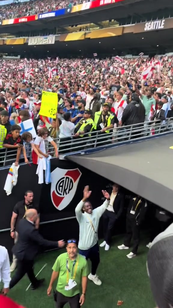 面對(duì)謾罵國米中衛(wèi)比塞克大笑揮手送別河床球迷