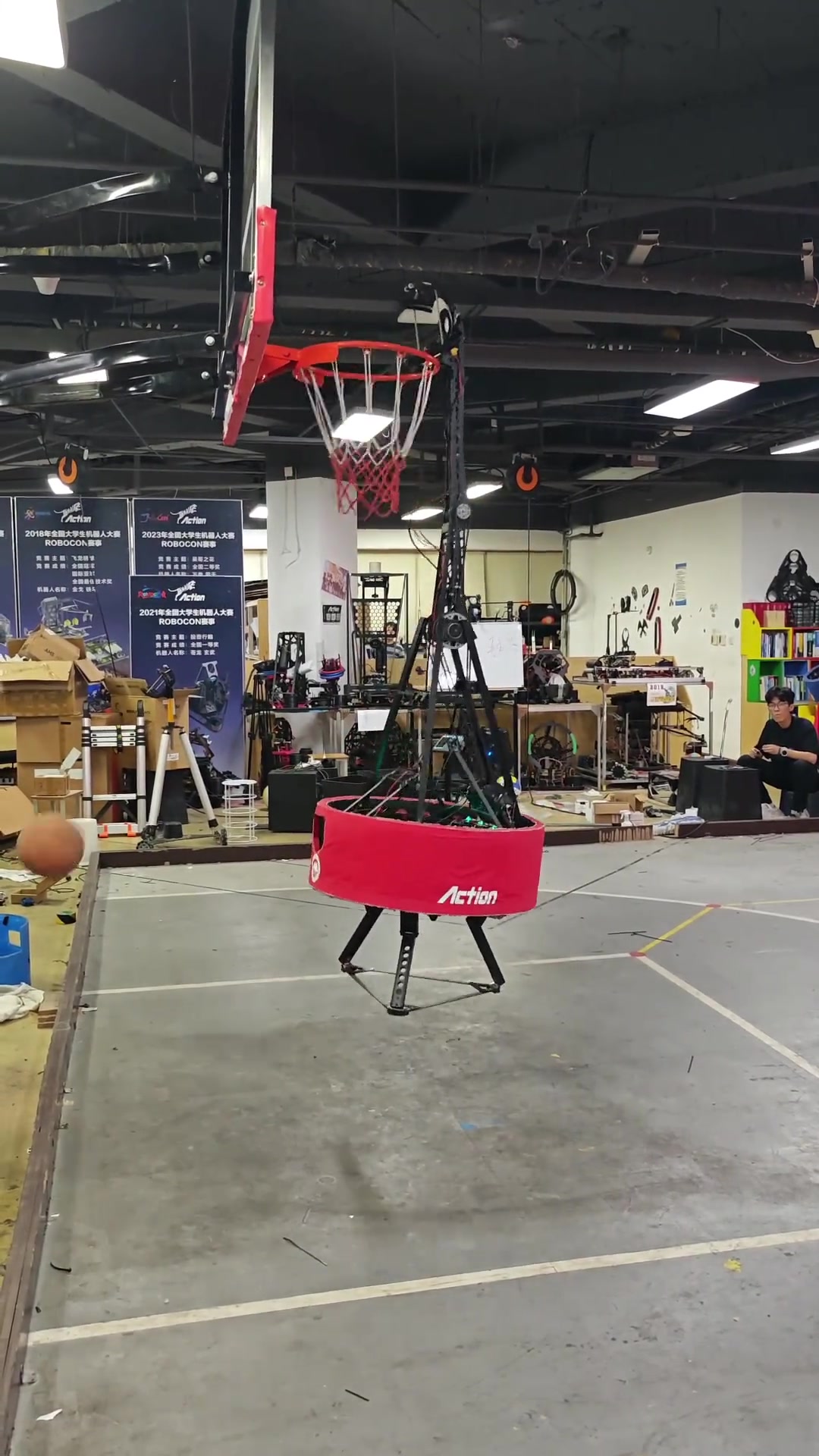 日本發(fā)明了投籃機器人來看看東北大學的扣籃機器人