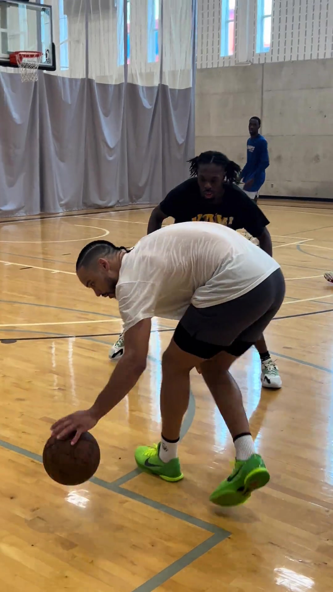 休賽期的狄龍 這過人動作也是很快啊