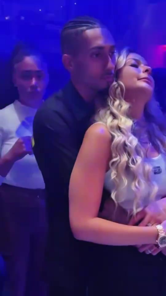 會(huì)玩拉菲尼亞抱著嬌妻夜店慢搖太會(huì)享受假期了