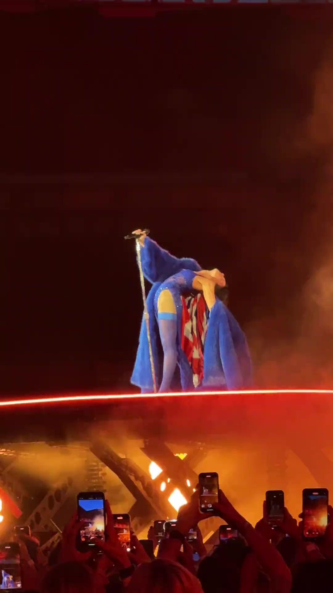 古希臘掌管絲襪的神啪姐在安菲爾德開演唱會(huì)這身打扮無敵