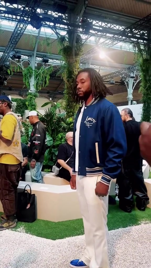 萊昂納德披發(fā)出席時裝周走秀 網友小卡又回歸流浪漢皮膚了