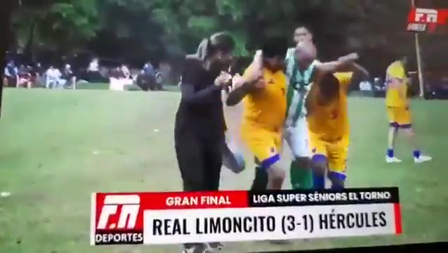 離譜玻利維亞聯(lián)賽上兩名球員扛起老頭直接扔出場(chǎng)外了