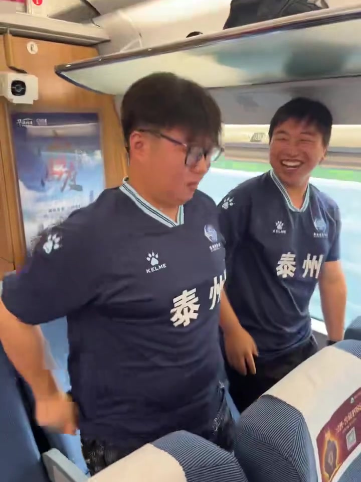 蘇超專列 一車廂都是徐州人兩個泰州小孩哥成大熊貓了