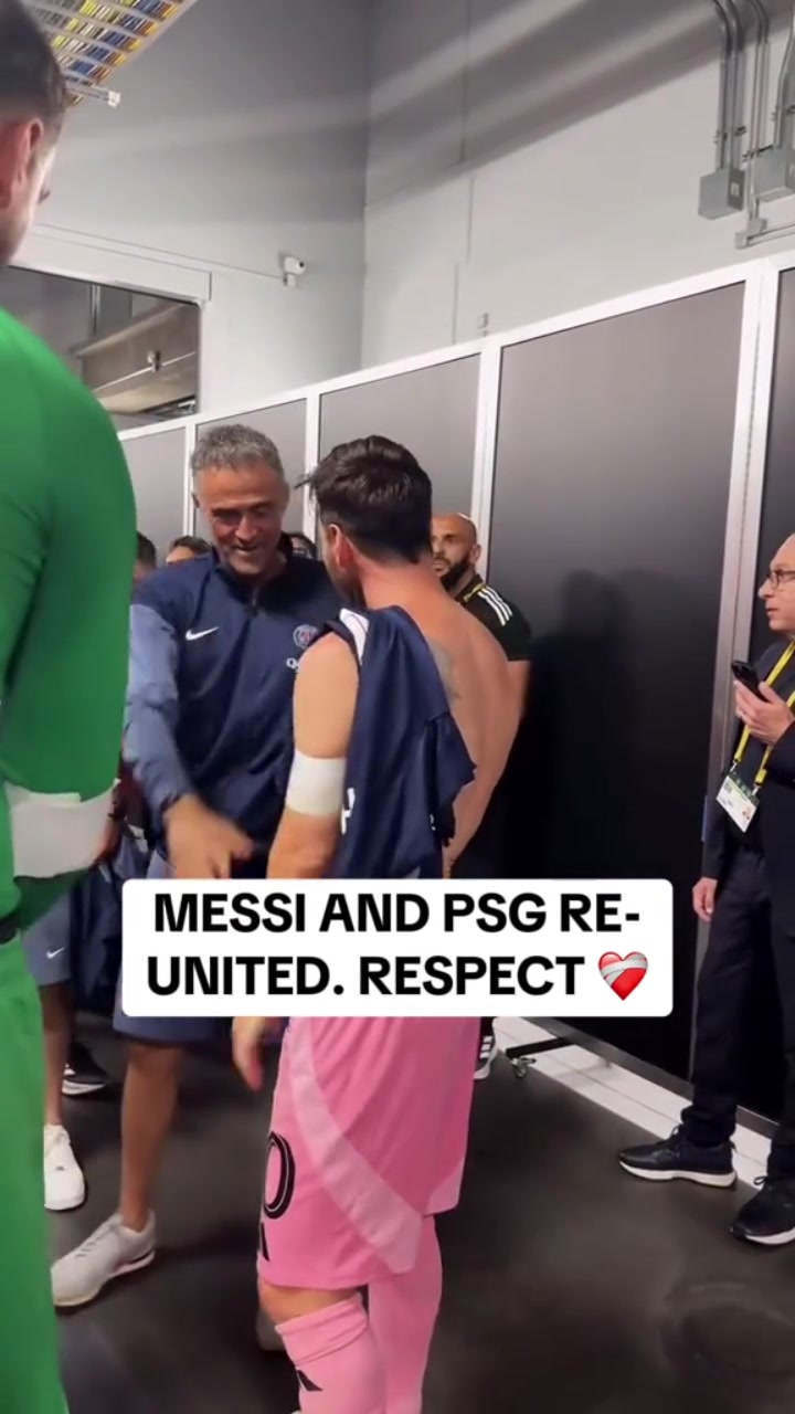 擁抱致敬梅西賽后在更衣室門口等巴黎球員擁抱