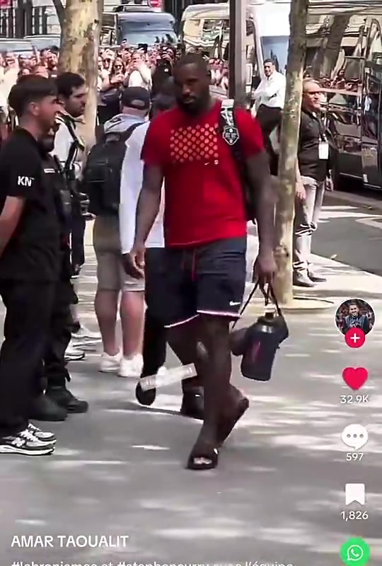 太真實(shí)了詹姆斯和庫里回酒店路上被球迷熱烈歡呼但輪到哈利伯頓的時(shí)候