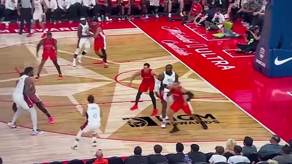 老詹我真成追夢了詹姆斯給庫里強力掩護庫里輕松三分命中