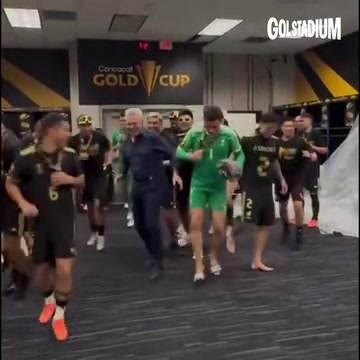 夏天的大贏家阿吉雷帶領(lǐng)墨西哥贏得金杯賽后跳舞