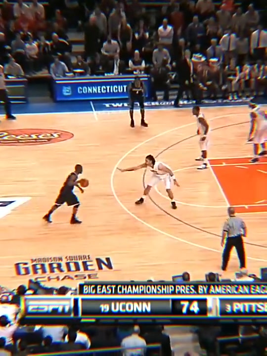 名場(chǎng)面肯巴-沃克NCAA超級(jí)后撤步晃倒對(duì)手命中絕殺