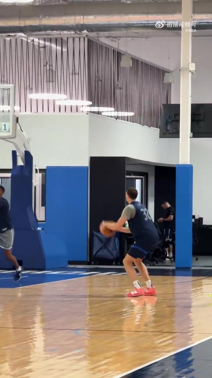 明天將戰(zhàn)布朗尼狀元弗拉格訓(xùn)練投籃揮汗如雨這出手動作如何