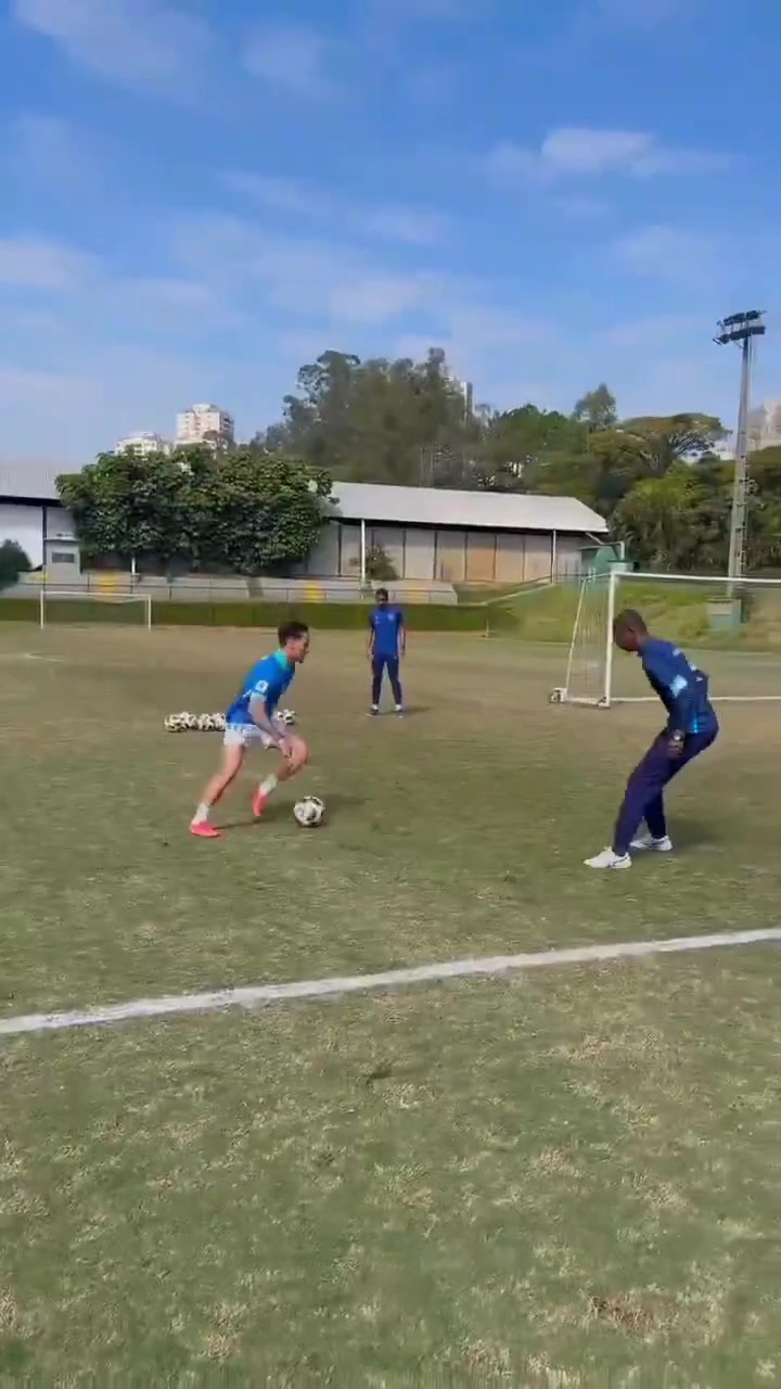 安東尼更新社媒自己留在巴西進(jìn)行訓(xùn)練