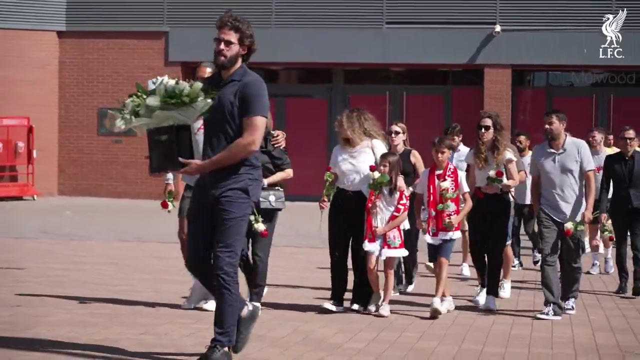 你永不獨行利物浦全隊在安菲爾德場外緬懷若塔兄弟