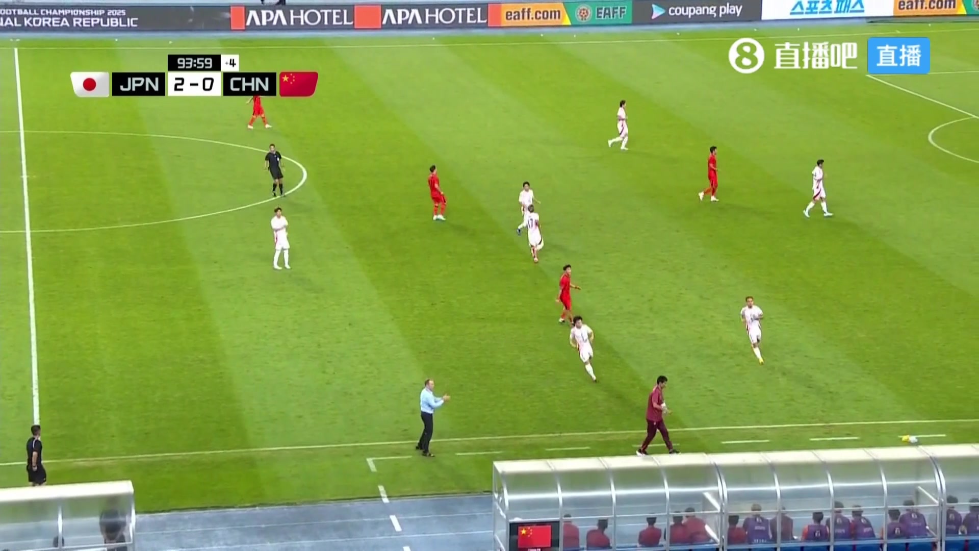 毫無默契董路這只國足看似在拼實際心氣不足沒有交流