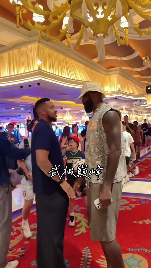 前工會主席詹姆斯與CJ-麥科勒姆在拉斯維加斯偶遇擁抱寒暄