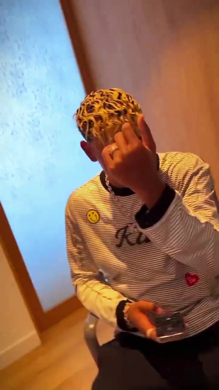 壕亞馬爾展示獲贈(zèng)的價(jià)值40萬歐的黃金鉆石專屬項(xiàng)鏈