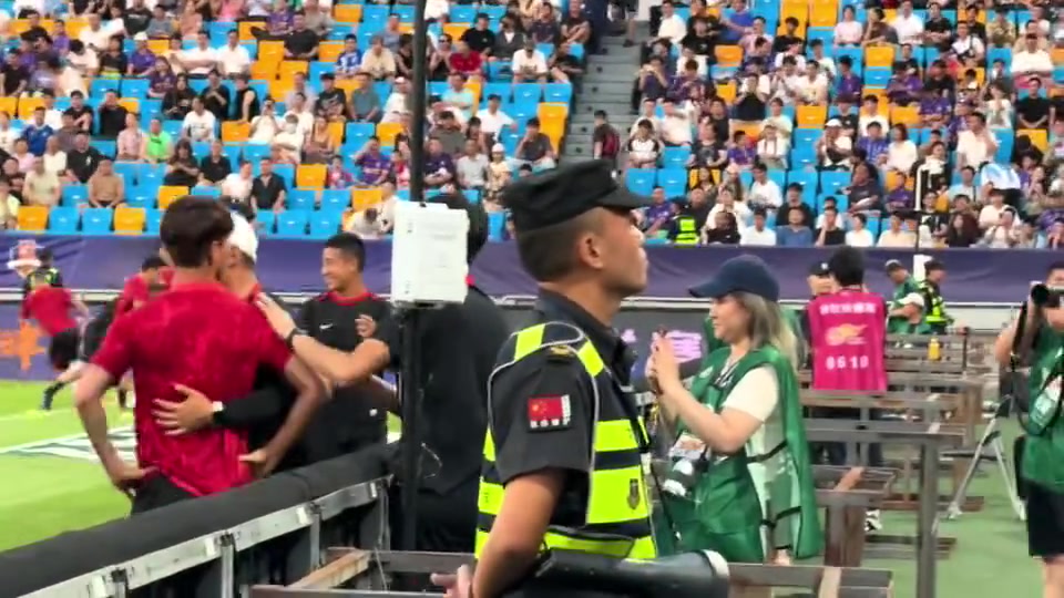 劍拔弩張賽前韋世豪被天津球迷看臺(tái)問(wèn)候家人