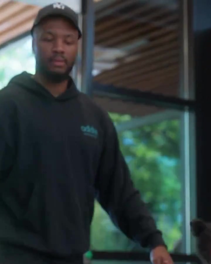 回家利拉德帶著孩子們來簽合同 他對這個辦公室可太熟悉了