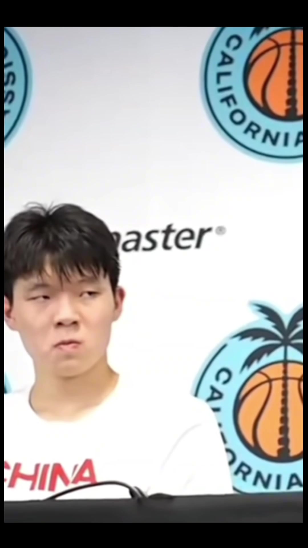 楊瀚森看郭士強(qiáng)這哦小眼神真是給我都笑了哈哈哈