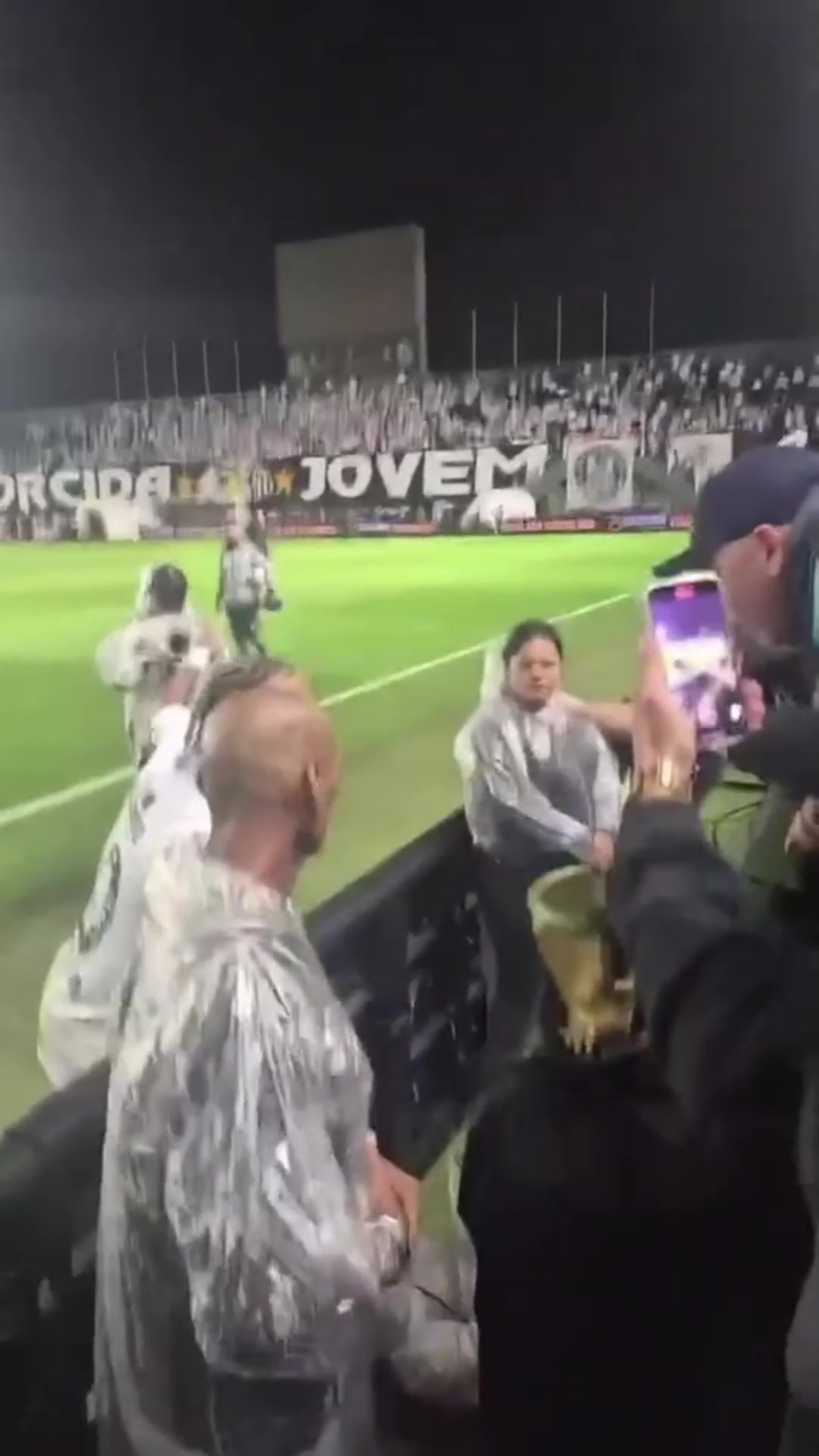 桑托斯主場輸球賽后內馬爾與球迷起口角沖突